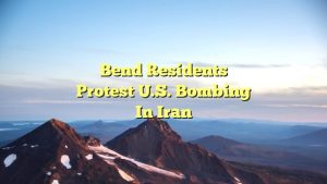 Bend residents protest U.S. bombing in Iran